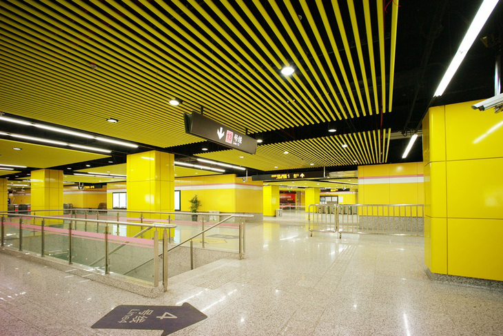 Hệ trần nhôm dạng ống với màu sắc ấn tượng hoà hợp với màu của tường tại một nhà ga