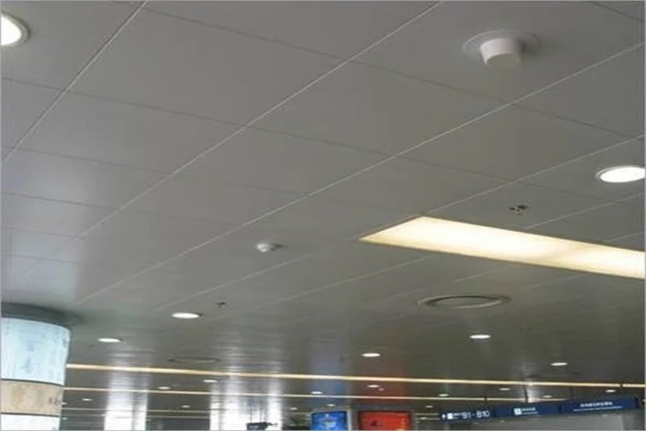 Tấm trần nhôm có khả năng chống ồn, chống ẩm mốc, chống vang âm nên rất phù hợp với các công trình nhà ga, sân bay