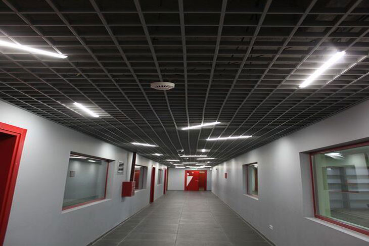 Kích thước tấm trần nhôm 100x100 thiết kế Caro trong khu vực hành lang