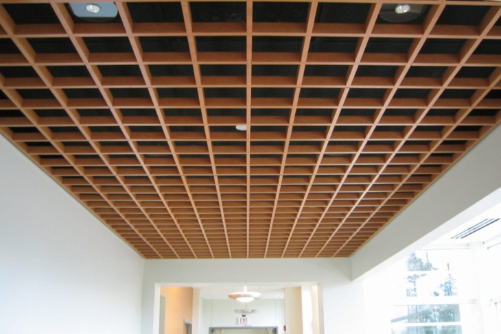 Hệ trần Caro vân gỗ vuông chống nóng và cách âm, cách nhiệt, tốt được sử dụng tại hành lang một căn hộ