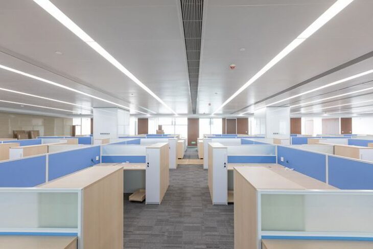 Hệ trần nhôm Clip in được ứng dụng vào các thiết kế thiết kế văn phòng bởi khả năng tiêu âm vượt trội