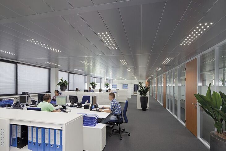 Trần aluminium trong thiết kế trần văn phòng làm việc
