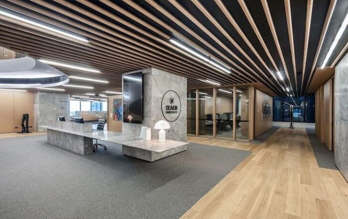 Kích thước trần nhôm vân gỗ dạng ống với chiều cao phổ biến là 57mm và độ dày dao động từ 0.6mm – 0.8mm