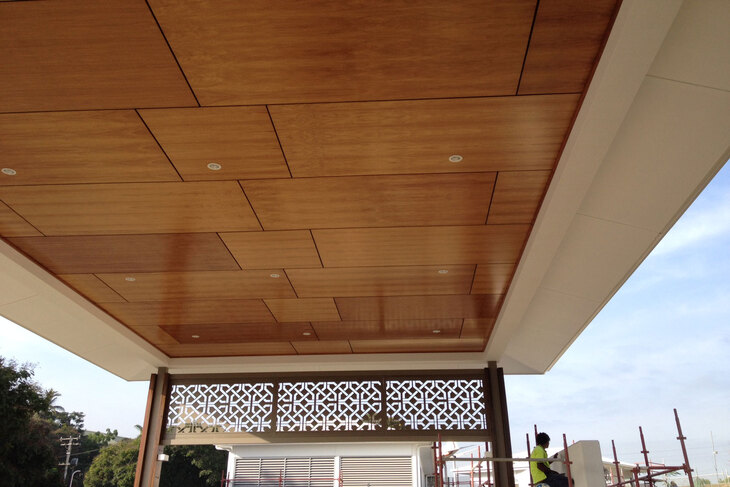 Trần nhôm nhựa Alu ngoài trời được sử dụng trong công trình thiết kế mái nhà mang màu sắc xanh lam nổi bật