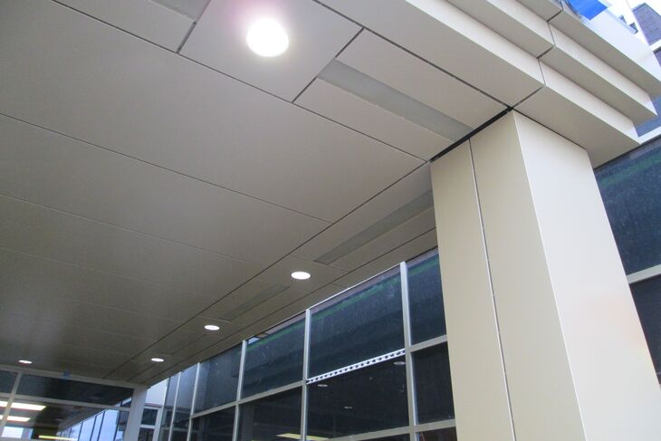 Toà nhà làm trần bằng tấm Alu kết hợp với hệ thống đèn chiếu sáng