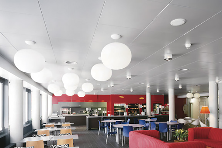 Trần nhôm Clip-in 600x600 tạo ra không gian với màu trắng hài hòa với cách bố trí nội thất trong không gian nhà hàng