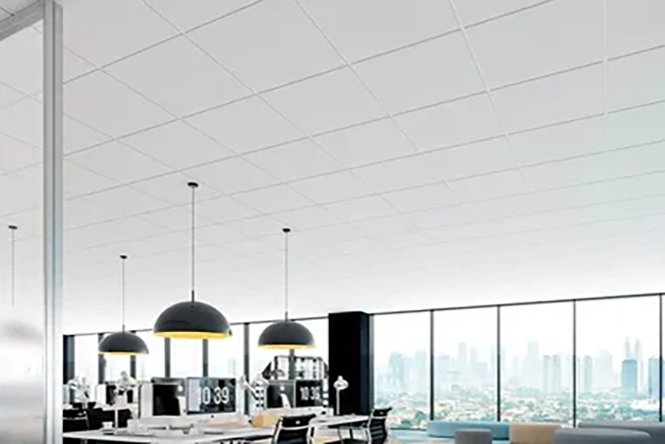 Trần nhôm Clip-in 600x600 được ứng dụng tại không gian văn phòng vô cùng hài hòa tạo ra môi trường làm việc thoải mái cho các nhân viên