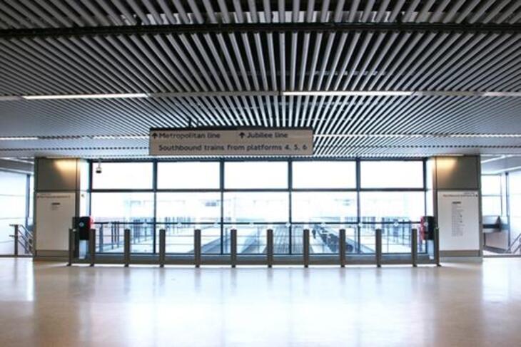 Trần nhôm dạng ống được ứng dụng trong kiến trúc sân bay vô cùng độc đáo và mới lạ