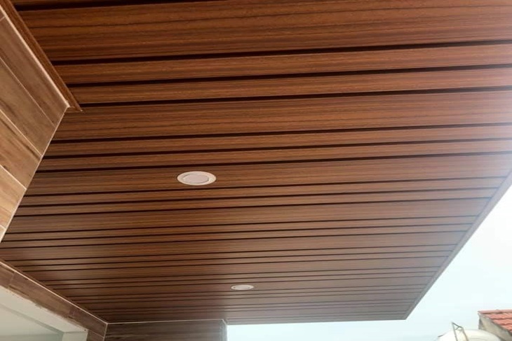 Trần nhôm giả gỗ B Multi được ứng dụng trong thiết kế hiên nhà vô cùng hiện đại và gần gũi, ấm cúng