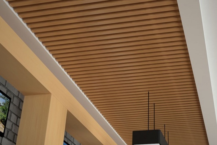 Trần nhôm giả gỗ U-shaped với gam màu vân gỗ nâu vàng nhạt tạo nên nét đẹp độc đáo cho hành lang của căn nhà