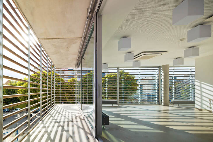 Tòa nhà có 2 mặt đều sử dụng lam nhôm chắn nắng điều tiết lượng ánh sáng tự nhiên tràn vào phòng