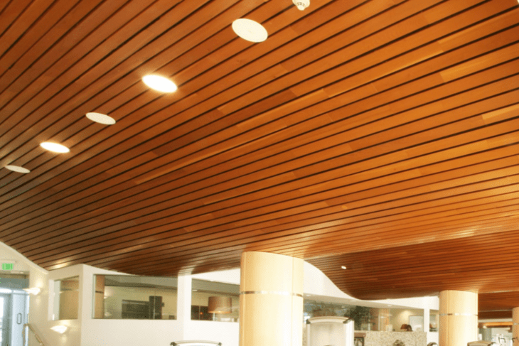 Quầy giao dịch ứng dụng hệ trần C vân gỗ tạo nên một điểm nhấn kiến trúc ấn tượng