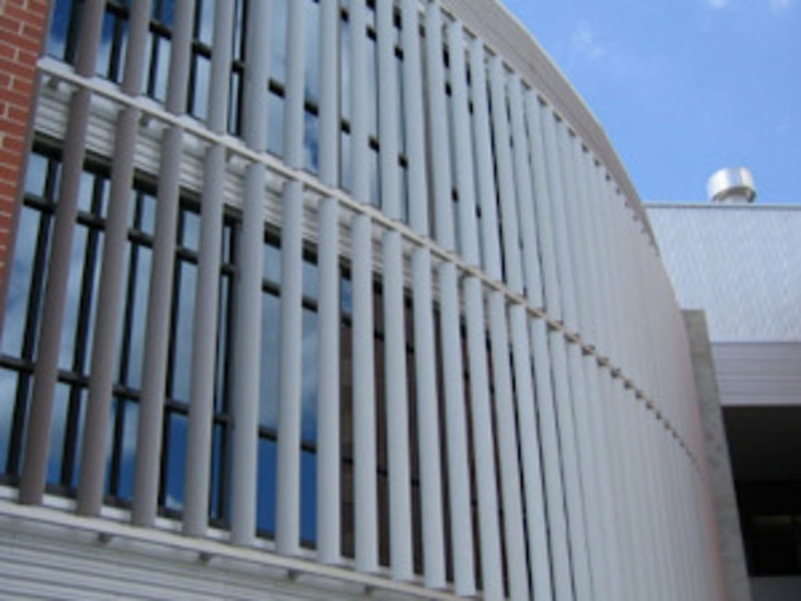 Lam chắn nắng được thiết kế theo khung tròn bao quanh mặt tiền của tòa văn phòng để nâng cao hiệu quả chắn nắng