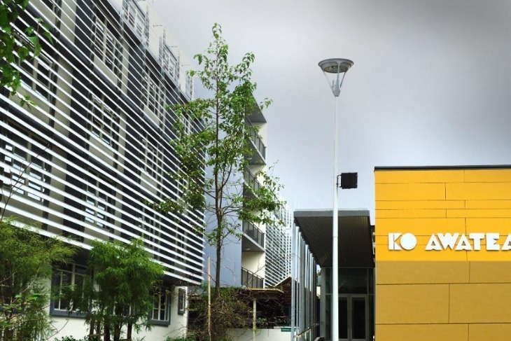 Lam chống nắng C85 kiểu ngang được lắp đặt ở tòa nhà văn phòng KO AWATEA vừa giúp tòa nhà chắn nắng hiệu quả vừa đem đến tính thẩm mỹ cao