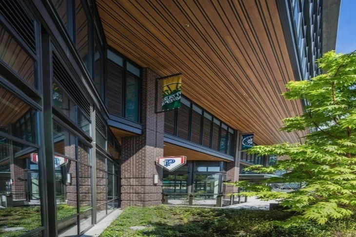Trần nhôm B-Shaped màu gỗ dùng cho phần kiến trúc bên ngoài tòa nhà