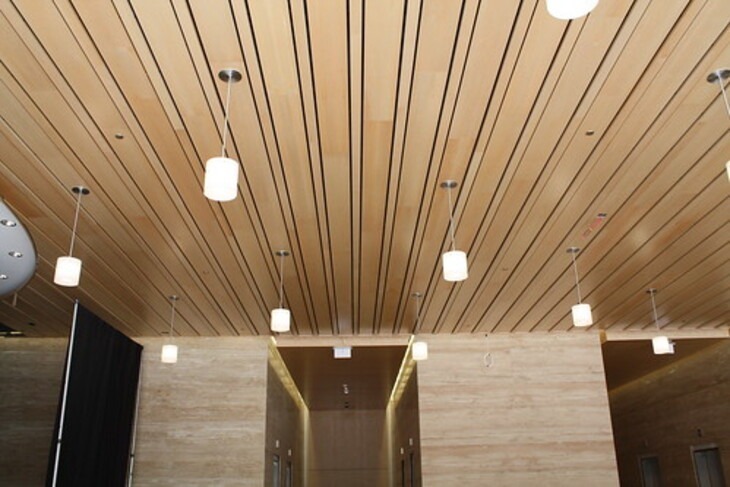 Trần nhôm giả gỗ B Multi-Shaped khi kết hợp với hệ thống đèn tạo nên điểm nhấn hoa mỹ cho không gian kiến trúc
