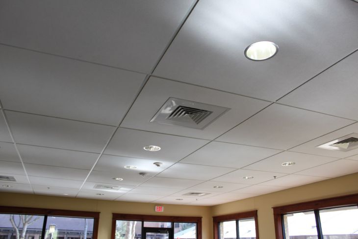 Trần Clip-in thích hợp sử dụng trong các phòng họp, văn phòng kết hợp hệ thống chiếu sáng mang đến không gian phòng rộng mở và hiện đại hơn