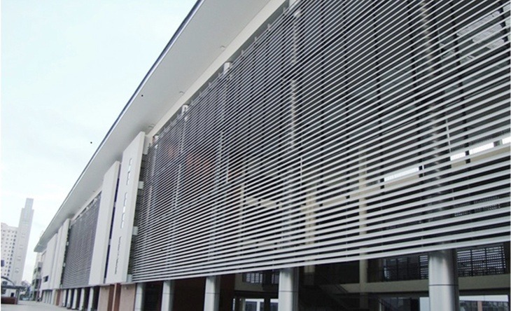 Lam nhôm 132S được sử dụng để bao quanh tòa nhà giúp tăng khả năng chắn nắng và điều hòa không khí