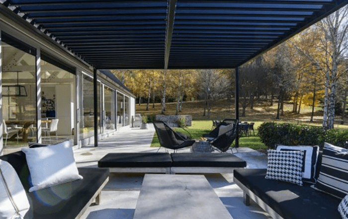 Lam nhôm chắn nắng có giá thành dao động từ 250000 - 1200000 VNĐ/m2