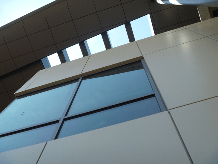 Nhờ có khả năng chống nóng, chống ẩm mốc tối ưu nên tấm ốp alu 4mm được ứng dụng để ốp tường các tòa văn phòng