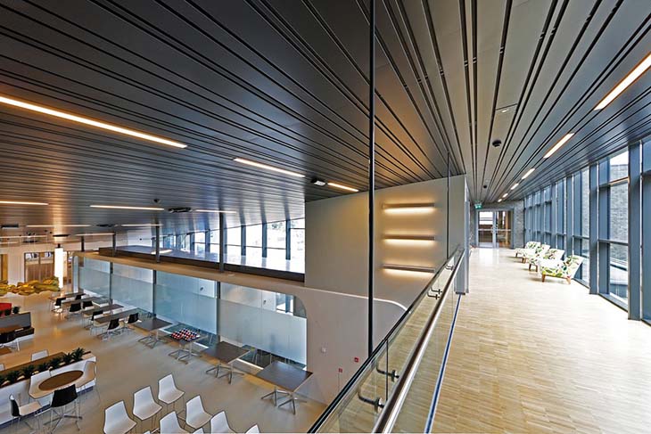 Trần nhôm sọc B Multi-Shaped tạo cảm giác hiện đại cho không gian của tòa nhà