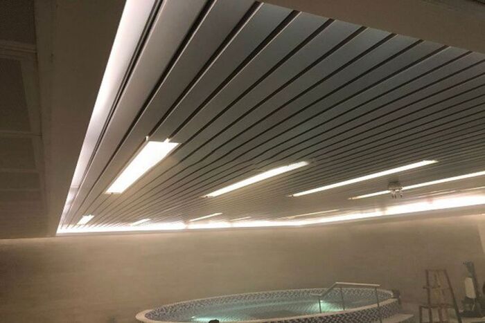 Trần nhôm còn được sử dụng cho các thiết kế nhà tắm diện tích lớn giúp tăng chiều sâu và chiều rộng cho không gian