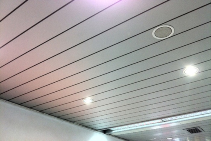 Bề mặt trần nhôm C200 kín và đồng nhất, thích hợp cho trần nhà vệ sinh