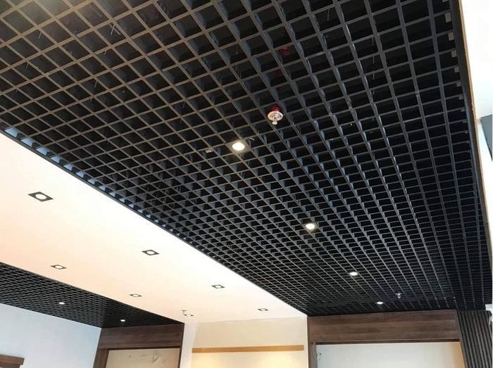 Trần nhôm Caro đen mang màu sắc độc đáo thu hút