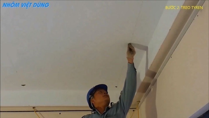 Đánh dấu diểm và treo tyren lên trần nhà