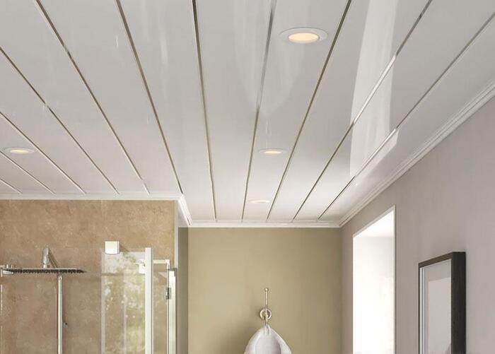 Trần nhôm C-Shaped bản to, màu sáng giúp không gian được kéo dài và rộng hơn