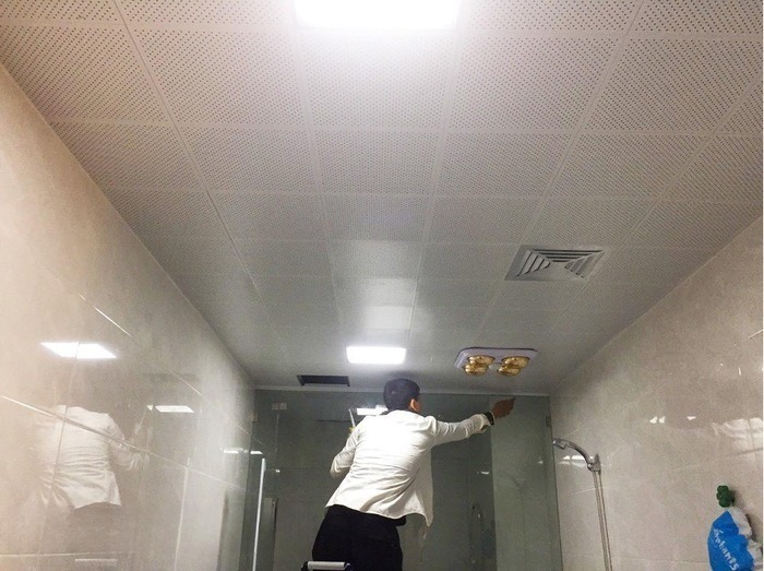 Trần nhôm Hook-on cho nhà vệ sinh tại các khu văn phòng, trung tâm sang trọng