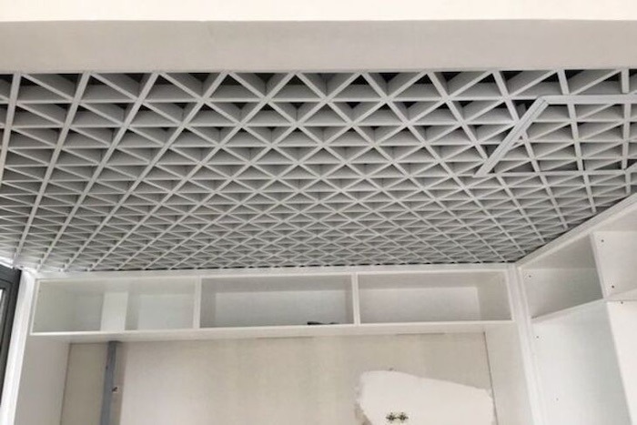 Trần nhôm Caro tam giác tạo điểm nhấn ấn tượng cho trần nhà vệ sinh
