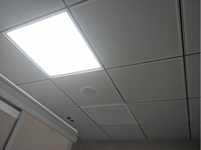 Trần Lay-in T-Black với các rãnh đen sử dụng cho khu vực nhà vệ sinh