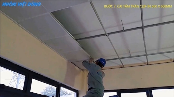 Gắn lần lượt các tấm trần lên khung xương