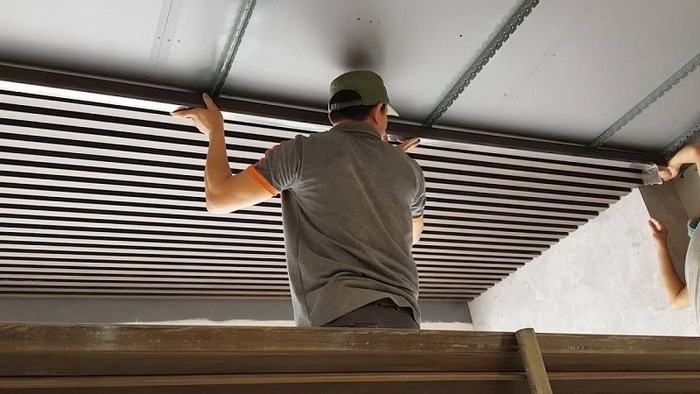 Lắp đặt trần nhôm dạng thanh cho không gian nhà vệ sinh