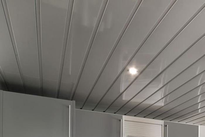 Trần nhôm G-Shaped mang đến cảm giác thoáng, rộng cho không gian hẹp như nhà vệ sinh