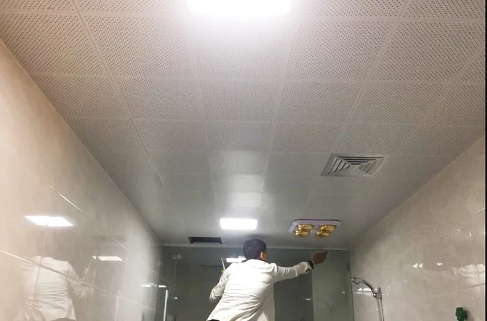 Nhà vệ sinh cần được thiết kế đạt tiêu chuẩn chiều cao tối thiểu để có không gian thoáng mát hơn