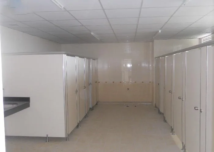 Trần nhôm thả nhà vệ sinh tập thể sáng, đẹp, lịch sự