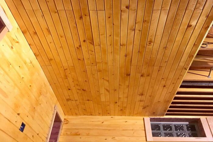 Toàn bộ không gian nhà tắm được ốp gỗ nhằm cách nhiệt