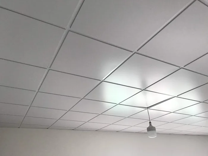Bề mặt trần nhôm thả nhà vệ sinh láng đẹp sau khi thông