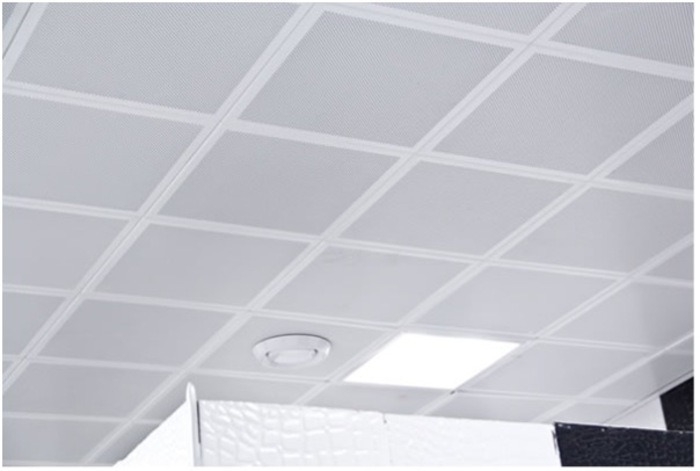 Thiết kế dạng tấm cùng với các lỗ tiêu âm nhỏ giúp tăng khả năng cách âm và thoáng khí cho nhà vệ sinh