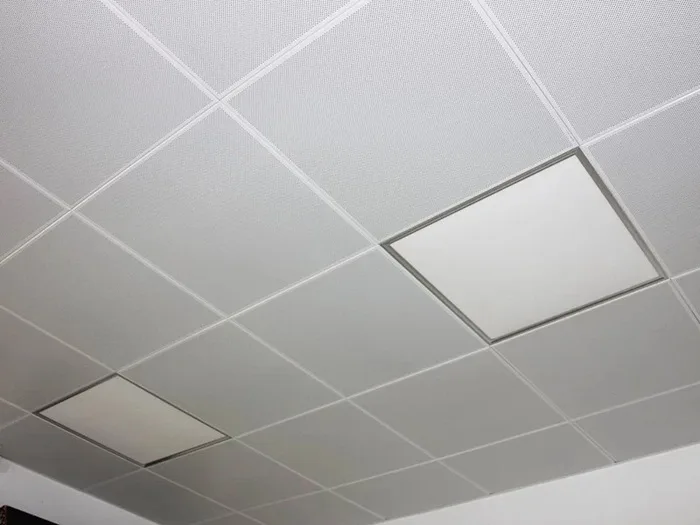 Ứng dụng trần nhôm thả nhà vệ sinh kết hợp cùng hệ thống đèn chiếu sáng