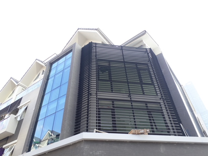 Lam chắn nắng làm cửa thông gió cho tòa nhà văn phòng