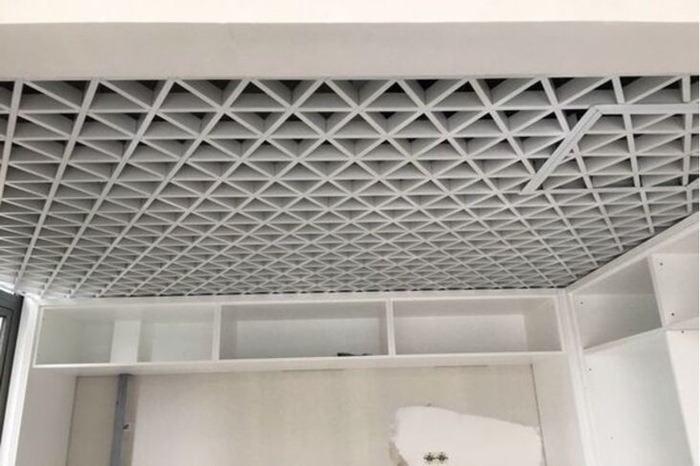 Trần nhôm Caro có màu trắng đồng nhất, thu hút