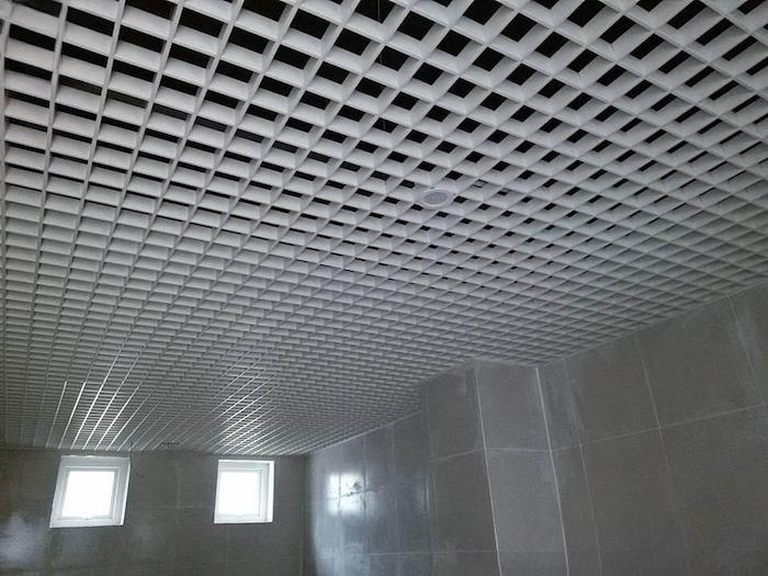 Trần nhôm Caro vuông giúp tăng hiệu quả hút mùi, thoáng khí cho công trình nhà vệ sinh