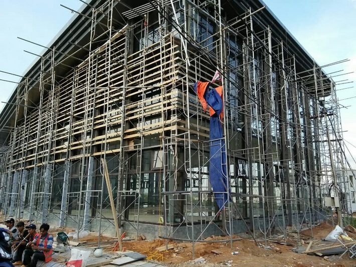 Dựng khung xương cố định là bước quan trọng hàng đầu của lam nhôm