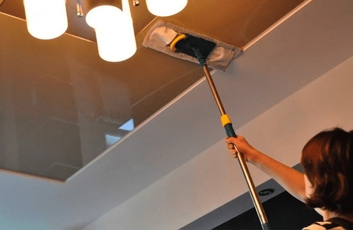 Nếu không đủ chiều cao có thể lấy chổi lau nhà để làm khô