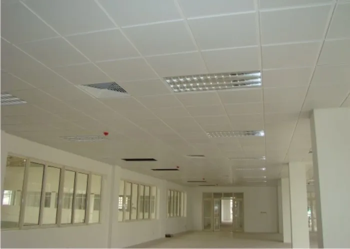Trần nhôm Lay-in thiết kế không lộ xương, tạo không gian vuông vức, gọn gàng