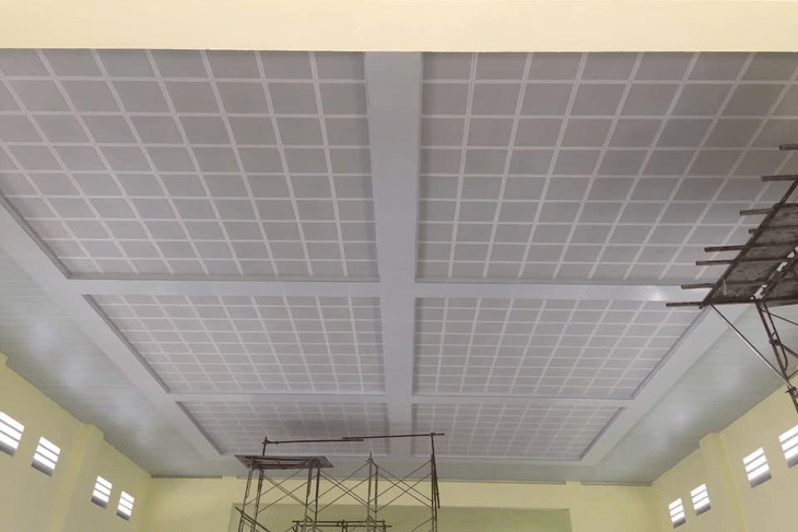 Hệ trần Clip-in thích hợp sử dụng cho các công trình lớn như hội trường, nhà đa năng, văn phòng