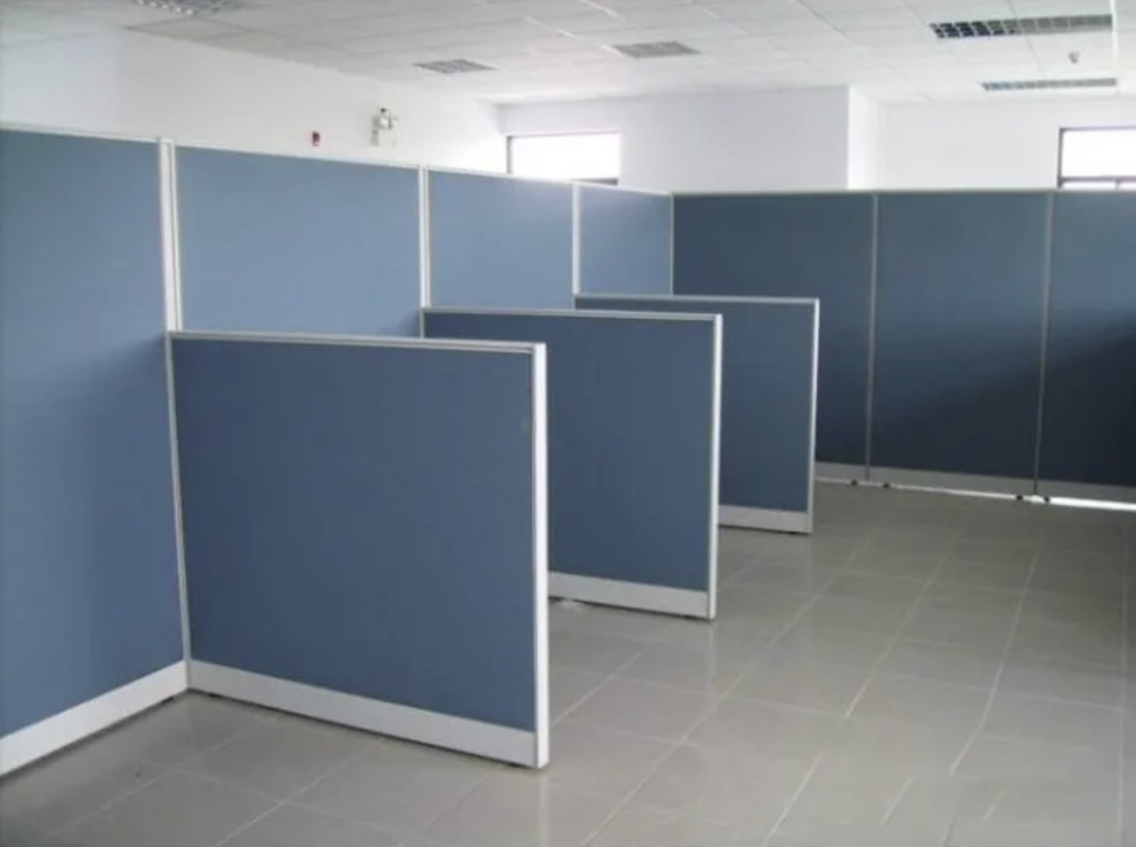 Vách ngăn được lắp đặt từ tấm alu, tạo không gian hiện đại và tiện nghi